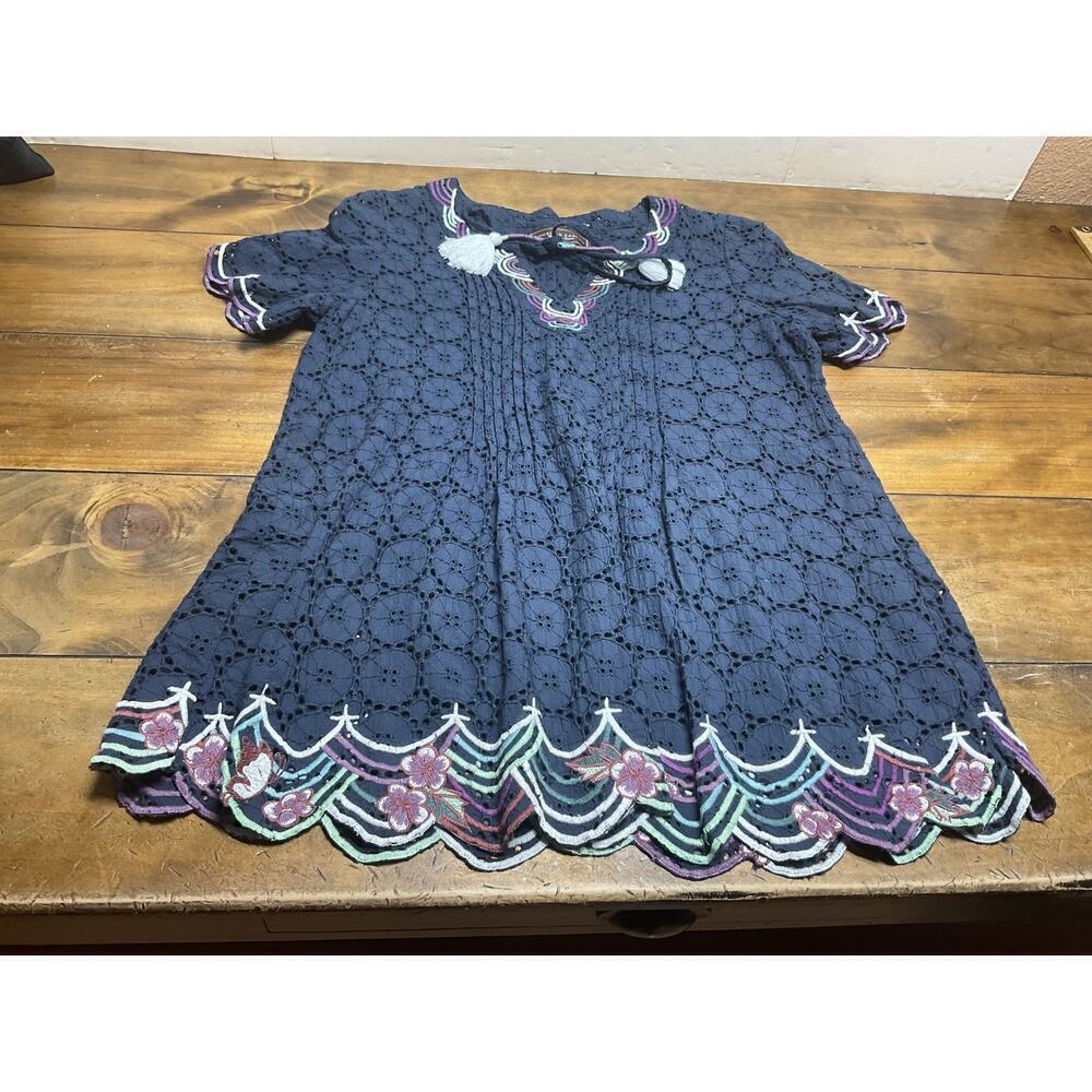 Double D Ranch Women's Blue Eyelet V-Neck Scalloped Top Size Medium Embroidered
